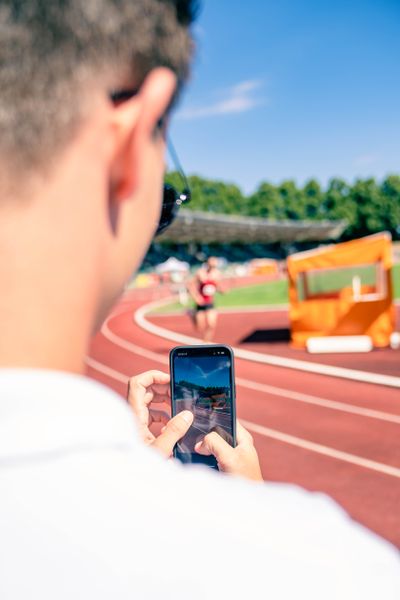 Impressionen: Die 5000m werden auf dem Smartphone festgehalten am 03.07.2022 waehrend den NLV+BLV Leichtathletik-Landesmeisterschaften im Jahnstadion in Goettingen (Tag 1)